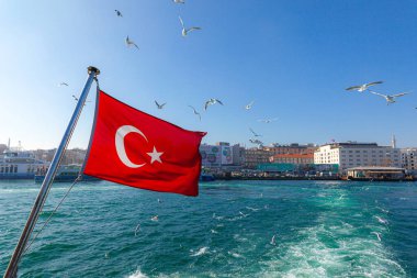 Boğazın, denizin, İstanbul 'un arka planında Türk Bayrağı sallıyor