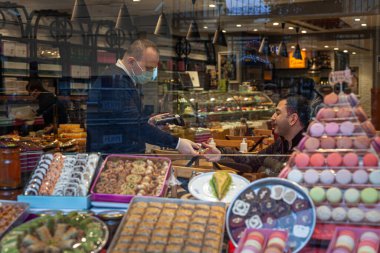 Türkiye İstanbul 2021-03-05 Geleneksel Türk tatlıları ve üniformalı lokum satıcısı