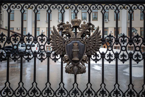 Rusia Moscú 2021-02-28 escudo de armas de metal negro de la Federación Rusa Fotos De Stock Sin Royalties Gratis