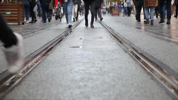 Beaucoup de gens marchent sur les rails de tramway, pieds rapprochés, pas de visages, horizontal, Turquie Istanbul 2021-03-08 — Video