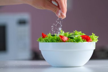 Sebze, sağlıklı bir atıştırmalık için tuzlu taze salata kasesi.