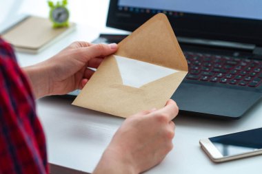 Yazılı mesajı al ve zarfı bir mektupla aç. Yazılı yazışmaları al ve gönder. 