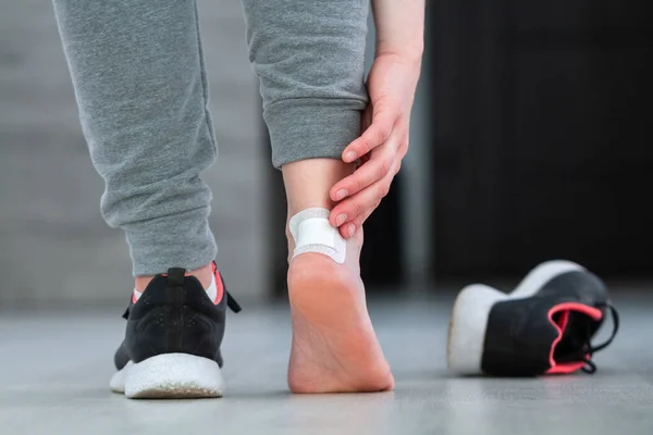 Usar Yeso Adhesivo Médico Callos Durante Uso Zapato Nuevo Cuidado —  Fotos de Stock