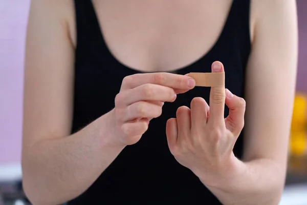 Mulher Usando Gesso Adesivo Médico Para Dedo Ferido Primeiros Socorros — Fotografia de Stock