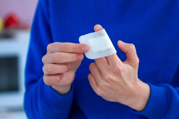 Frau Benutzt Pflaster Für Verletzten Finger Erste Hilfe Bei Schnittwunden — Stockfoto