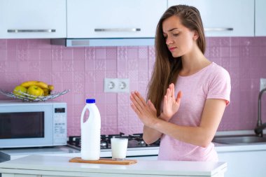 Üzgün mutsuz kadın bağırsak rahatsızlığı ve laktoz intoleransı yüzünden karın ağrısı çekiyor. Laktozsuz