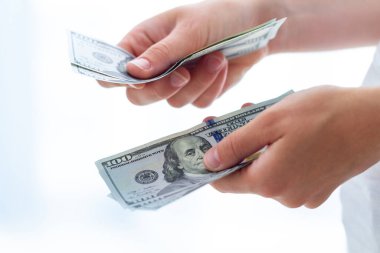 Kişi bize dolar banknotlar yakın sayar. döviz kuru ve para dağılımı