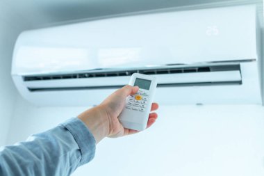 Evdeki odada uzaktan kumandalı klima ayarları.. 