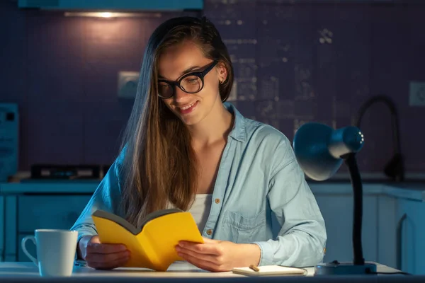 Retrato Una Mujer Feliz Sonriente Con Gafas Leyendo Libro Por — Foto de Stock