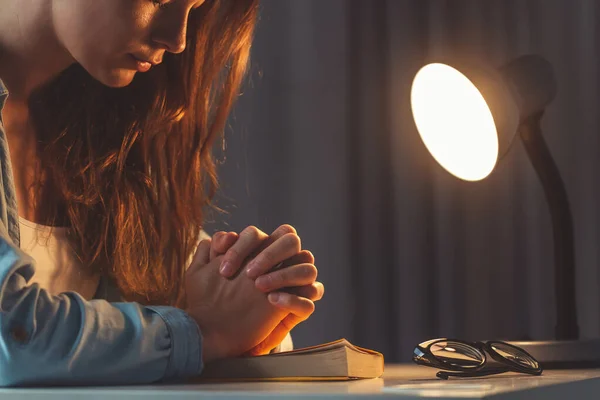 Женщина Молится Библией Вечером Дома Религиозная Женщина Обращается Богу Просит — стоковое фото