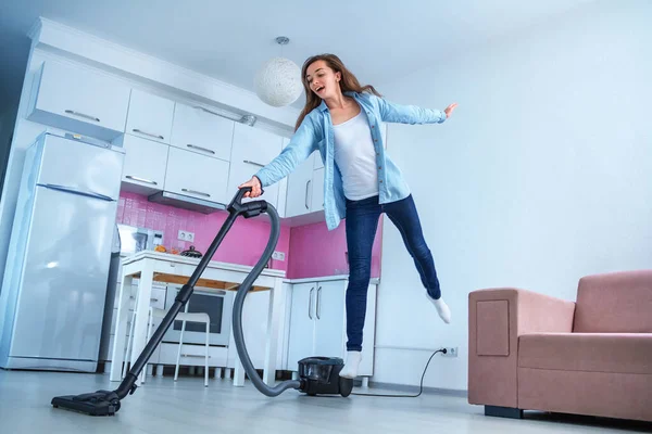 Ibu Rumah Tangga Muda Yang Lucu Menyedot Debu Menggunakan Vacuum — Stok Foto