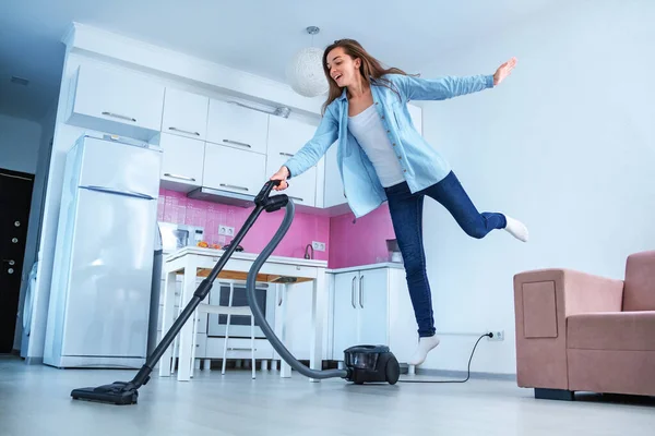 Ibu Rumah Tangga Muda Yang Bahagia Menyedot Debu Menggunakan Vacuum — Stok Foto