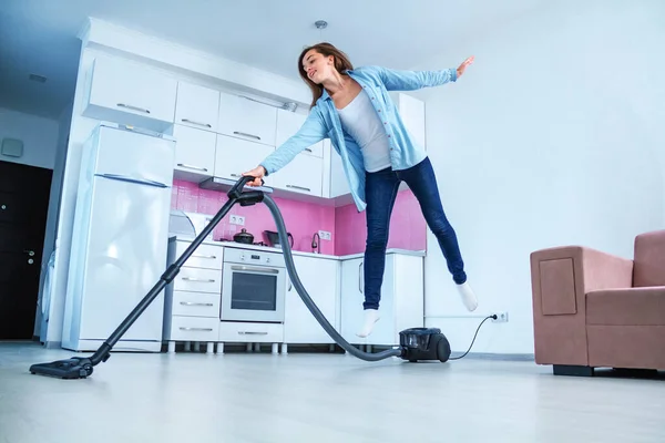 年轻迷人的清洁女人用吸尘器吸尘房子 家政和家务活 干净的概念 — 图库照片