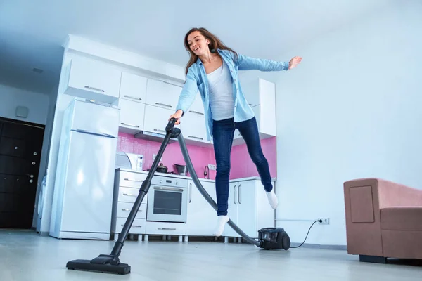 掃除機で家を掃除している若い魅力的な女性 家事や春の掃除 きれいなコンセプト 幸せで面白い掃除 — ストック写真