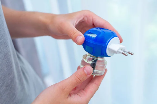 Persona Che Utilizza Repellente Elettrico Protezione Delle Zanzare Casa Vaporizzatore — Foto Stock