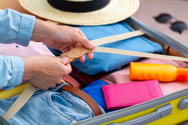 Frau Packt Hause Das Gepäck Für Eine Neue Reise Und — Stockfoto