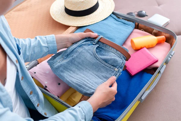 Mulher Viajante Que Embala Roupas Uma Mala Para Uma Nova — Fotografia de Stock