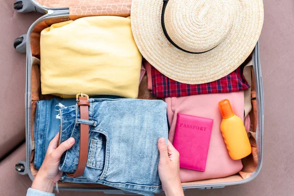 Kvinnlig Resenär Packar Kläder Resväska För Resa Bagage För Resor — Stockfoto