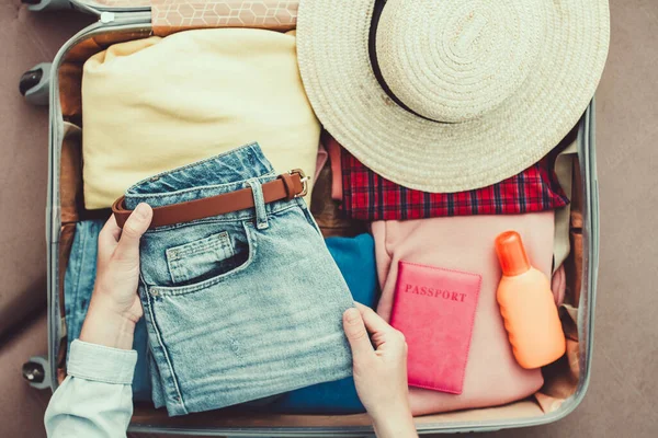 女旅行家把衣服装在手提箱里准备新的旅行 旅行假期和假期的行李 顶部视图 — 图库照片