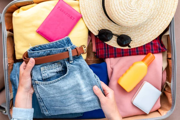 Donna Viaggiatore Imballaggio Vestiti Una Valigia Nuovo Viaggio Bagagli Vacanze — Foto Stock