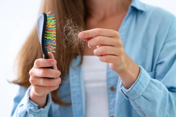 Mujer Con Peine Que Sufre Pérdida Cabello Tratamiento Problemas Capilares —  Fotos de Stock