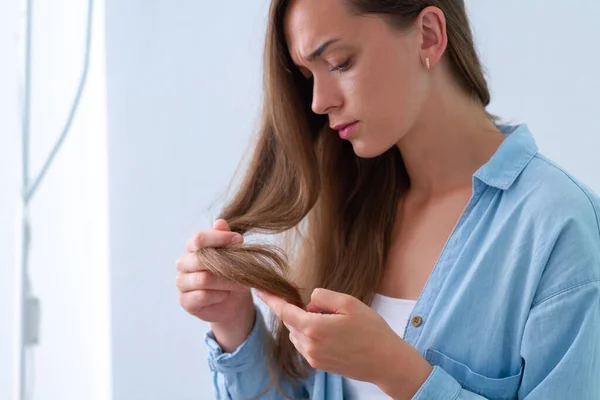 Retrato Mulher Triste Infeliz Chateada Com Fechadura Danificada Cabelo Que — Fotografia de Stock