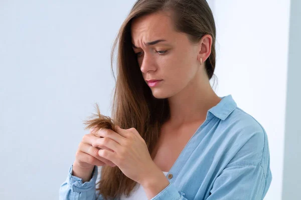 Retrato Mujer Triste Triste Triste Disgustada Con Mechón Dañado Cabello — Foto de Stock