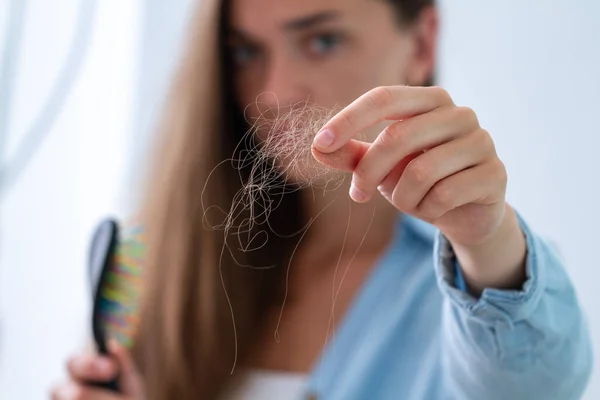 Upset Stressed Woman Comb Having Hair Problem Suffering Hair Loss — Stock Photo, Image