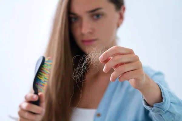 Upset Stressed Woman Comb Having Hair Problem Suffering Hair Loss — Stock Photo, Image