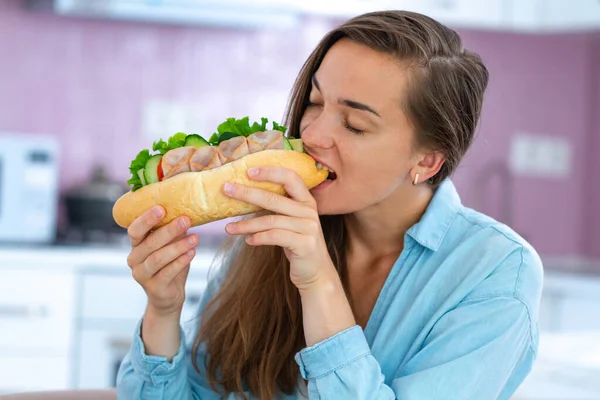 Mulher Com Fome Comer Sanduíche Caseiro Vício Comida Desfrutar Comida — Fotografia de Stock