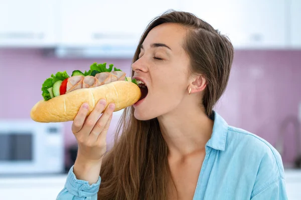 Mujer Hambrienta Come Sándwich Casero Adicción Alimentaria Gula Sobrepeso Debido — Foto de Stock