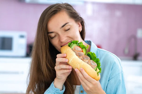 Junge Hungrige Frau Isst Sandwich Und Genießt Essen Nahrungsmittelabhängigkeit — Stockfoto