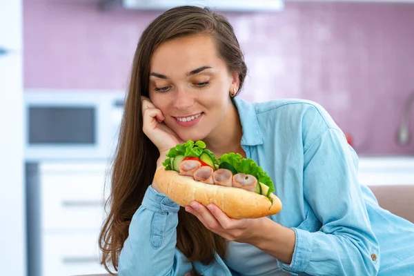 Νεαρή Ελκυστική Γυναίκα Τρώνε Σπιτικό Σάντουιτς Και Απολαμβάνοντας Φαγητό — Φωτογραφία Αρχείου