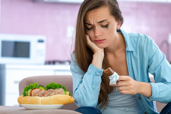 Smutna Nieszczęśliwa Zestresowana Kobieta Jedząca Niezdrowe Śmieciowe Jedzenie Czekoladę Powodu — Zdjęcie stockowe
