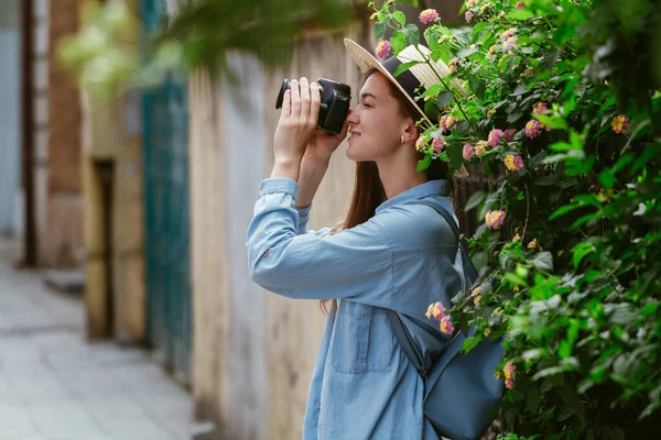 帽子の写真家旅行者は ヨーロッパの街の通りを歩いている間に観光スポットの写真を撮ります 休暇と観光 — ストック写真