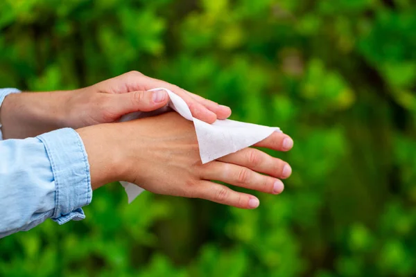 Utilizzando Salviette Umidificate Pulizia Disinfezione Delle Mani All Aperto — Foto Stock
