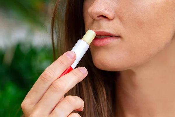 Menerapkan Lipstik Higienis Untuk Melembabkan Bibir Kering Menutup Pintu Bibir — Stok Foto