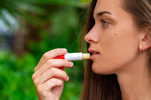 Mujer Que Usa Bálsamo Labial Para Humectar Los Labios Cerca — Foto de Stock