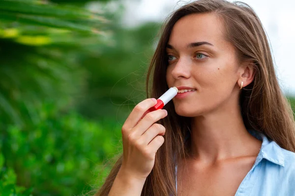 Mujer Hidratante Labios Con Lápiz Labial Higiénico Aire Libre Cuidado — Foto de Stock