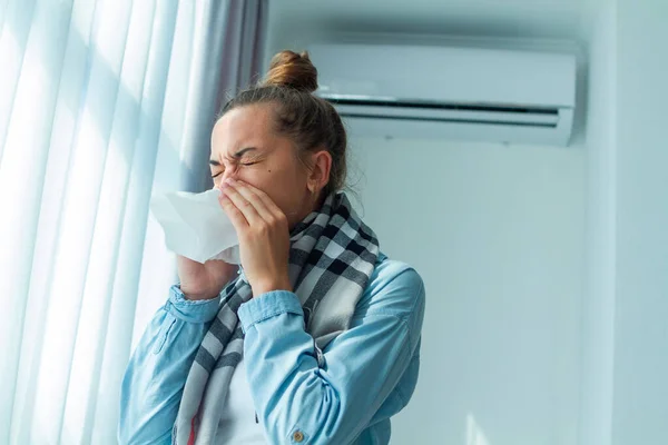 Wanita Bersin Yang Sakit Dengan Syal Terkena Flu Dari Pendingin — Stok Foto