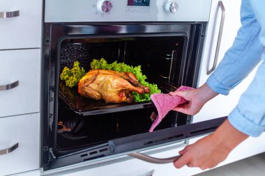 Akşam yemeği için fırında sebzeli tavuk.