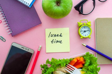 Zaman aralığında iş yerindeki beslenme çantasından alınan sağlıklı yiyecekler. Konteynır yemeği işte. Üst görünüm 