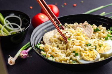 Ramen erişteli çubuk. Yakın çekim. 