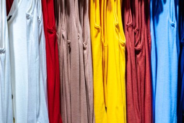 Kıyafet dokusu. Alışveriş merkezinde ikinci el pazarından kumaş almak. Moda alışveriş merkezinde satış, indirim ve alışveriş, kıyafet güncellemesi için yeni kıyafetler