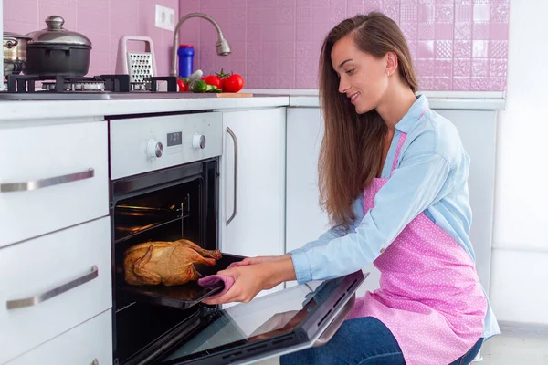 Housewife Apron Baking Chicken Oven Dinner Kitchen — Stock Photo, Image