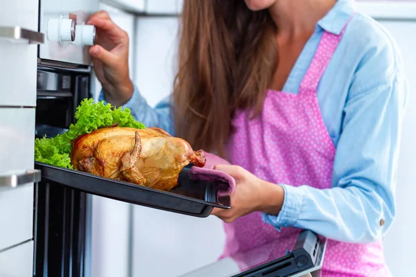 Woman Apron Baking Chicken Vegetables Oven Dinner Home Baking Duck — Stock Photo, Image