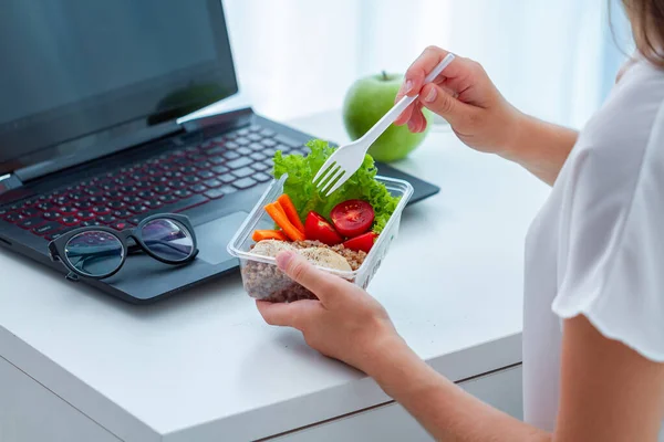 Healthy Snack Office Workplace Business Woman Eating Meals Take Away — Stock Photo, Image