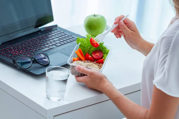 Healthy Snack Office Workplace Worker Eating Food Take Away Lunch — Stock Photo, Image