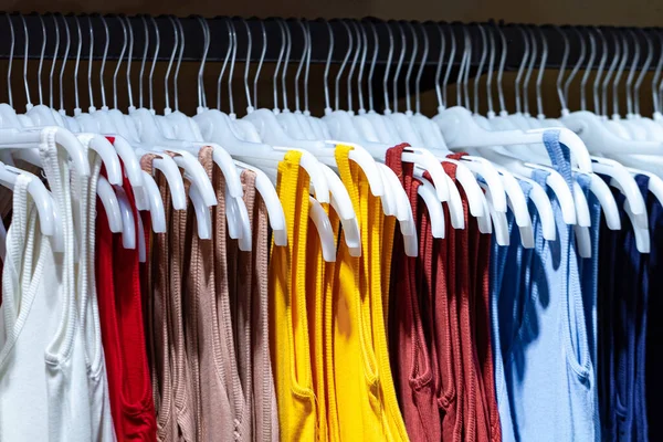 Mağazadaki Ikinci Marketten Kıyafet Almak Satışlar Indirimler Alışveriş Merkezleri Yeni — Stok fotoğraf