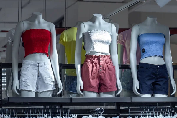 Alışveriş Merkezinde Kadın Kıyafetleri Giymiş Mankenler Gardırop Için Kıyafet Almak — Stok fotoğraf